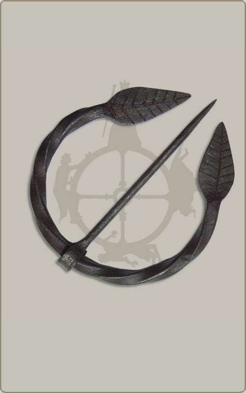 Ringfibel mit Blättern