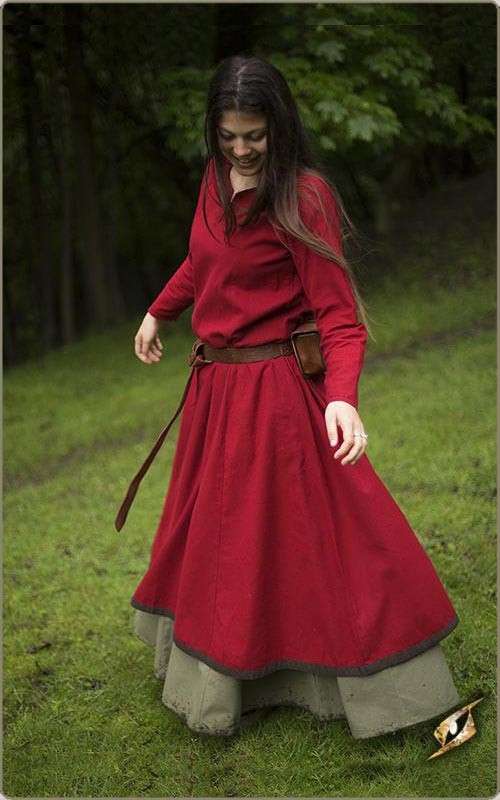 Schlichtes Kleid mit Besatz...